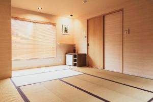 een lege kamer met een deur en een raam bij Setouchi Hitotsuru HITOTSURU - Vacation STAY 13561v in Onomichi