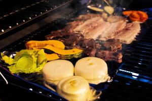 een grill met vlees en groenten in een oven bij Setouchi Hitotsuru HITOTSURU - Vacation STAY 13561v in Onomichi