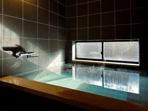 een badkamer met een bad en een raam bij Setouchi Hitotsuru HITOTSURU - Vacation STAY 13561v in Onomichi