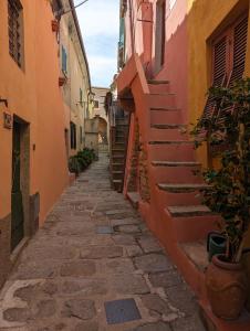 an alley with stairs in an old town at Casa Marciana 1 - Isola D'Elba in Marciana