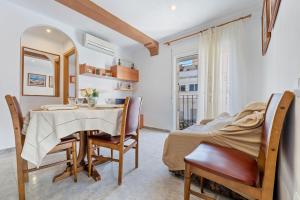 a dining room with a table and chairs and a bed at Estela in Sant Carles de la Ràpita