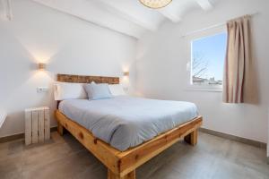 una camera da letto con un letto e una finestra di Mas Midó a Sant Jaume d'Enveja