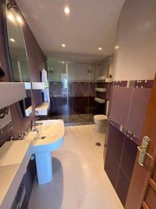 een badkamer met een wastafel en een toilet bij Apartamento en Marbella Paraíso al Mar in Marbella