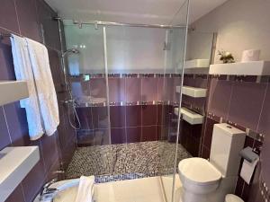 een badkamer met een douche, een toilet en een wastafel bij Apartamento en Marbella Paraíso al Mar in Marbella