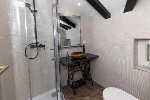 ein Bad mit einer Dusche und einem Waschbecken in der Unterkunft Sea house Lea in Novi Vinodolski