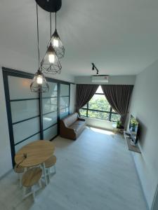 - un salon avec une table et un canapé dans l'établissement Jesselton Quay by Miraton Lodge 2, à Kota Kinabalu