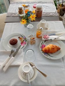 Možnosti raňajok pre hostí v ubytovaní Message in a Bottle Bed and Breakfast