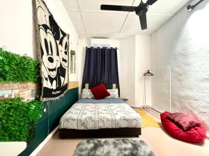 1 dormitorio con 2 camas y un cuadro en la pared en Cozy 255 Entire 3 Bedroom House At Alma Bukit Mertajam en Bukit Mertajam