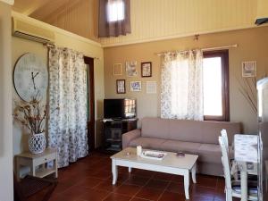 sala de estar con sofá y mesa en Villa Corali, en Karfas