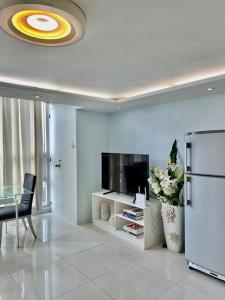 Μια τηλεόραση ή/και κέντρο ψυχαγωγίας στο 2BR Unit at the Center of Cebu