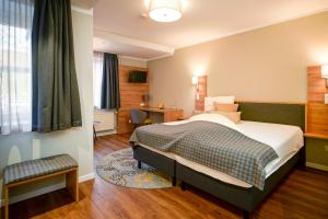 - une chambre avec un grand lit dans l'établissement Hotel Lindenhof, à Bielefeld