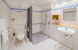Bilik mandi di Hotel Lindenhof
