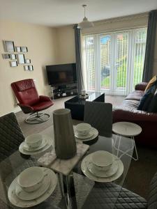 uma sala de estar com uma mesa com pratos em Hatley Residencies em Dudley