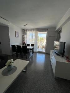 Terraza Albir في البير: غرفة معيشة مع طاولة وغرفة طعام