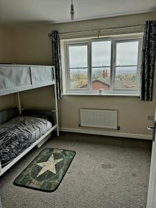 ein Schlafzimmer mit einem Etagenbett und einem Fenster in der Unterkunft Hatley Residencies in Dudley
