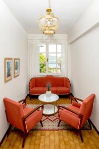 - un salon avec un canapé, deux chaises et une table dans l'établissement Liotopi, à Olympiada