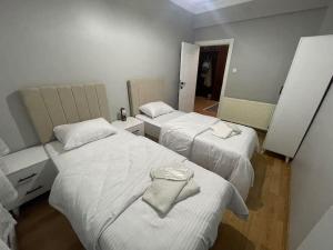 una camera d'albergo con due letti e uno specchio di Geniş aileler için ideal daire a Istanbul