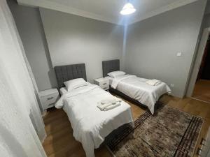 una camera con due letti e un tappeto di Geniş aileler için ideal daire a Istanbul