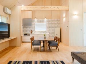 eine Küche und ein Esszimmer mit einem Tisch und Stühlen in der Unterkunft AMAZING LIFESTYLE GLAMPING HOTEL - Vacation STAY 48581v in Nagahama