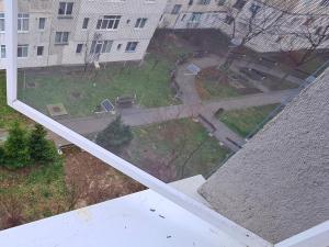 uitzicht op een tuin vanaf een dak bij Cozy Apartment- zona centrala in Bacău