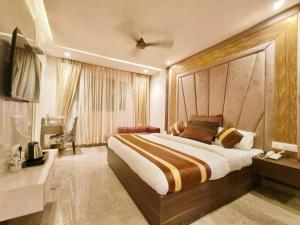 1 dormitorio con 1 cama grande y escritorio en Hotel CJ International, en Amritsar