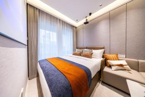 Cama o camas de una habitación en 岗厦汇花园行政公寓酒店-深圳福田会展中心岗厦地铁站店