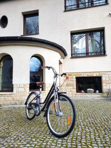 una bicicleta estacionada frente a un edificio en Jasny Dwór en Polanica-Zdrój