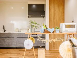 een keuken met een aanrecht en een magnetron bij AMAZING LIFESTYLE GLAMPING HOTEL - Vacation STAY 44030v in Nagahama