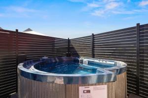 Foto sihtkohas Surf Beach asuva majutusasutuse Amazing Views by Ready Set Stay galeriist