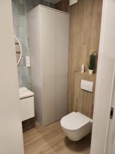 uma casa de banho branca com um WC e um lavatório em Apartament Kołobrzeg Aqua Polanki em Kolobrzeg
