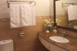 bagno con lavandino, specchio e servizi igienici di Airport Gateway Residence a Negombo