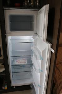 een open koelkast met de deur open en een zoekactie bij Negrar monolocale a 700m da ospedale in Negrar