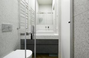 Koupelna v ubytování Kurpiai Old Town, 3BD + 16 fotografií