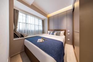 Cama o camas de una habitación en 岗厦汇花园行政公寓酒店-深圳福田会展中心岗厦地铁站店