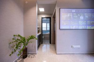 Una televisión o centro de entretenimiento en 岗厦汇花园行政公寓酒店-深圳福田会展中心岗厦地铁站店