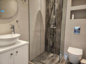 Koupelna v ubytování NAVSIKA LUXURY APARTMENT + 25 fotografií