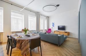TV a/nebo společenská místnost v ubytování Kurpiai Old Town, 3BD