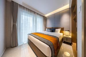 Cama o camas de una habitación en 岗厦汇花园行政公寓酒店-深圳福田会展中心岗厦地铁站店