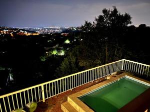 een zwembad op het balkon van een huis bij Honeyhills Excellence Resorts D in Roodepoort