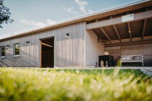 un grand bâtiment métallique avec un garage dans l'établissement Hirschenwirt, à Eichstätt