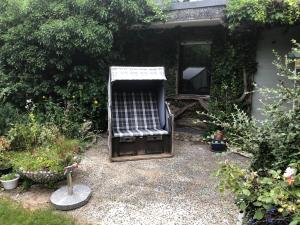 einen leeren Stuhl inmitten eines Gartens in der Unterkunft Haus Diepholz in Diepholz