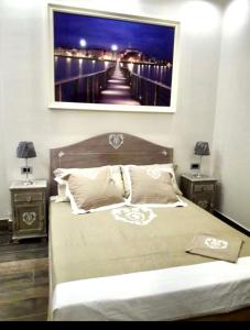 um quarto com uma cama com uma fotografia na parede em veronica's b&b em Lesina