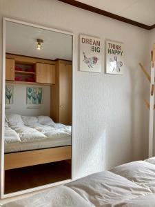 Ένα ή περισσότερα κρεβάτια σε δωμάτιο στο Waterfront holiday home Sonnenschein 3 persons with sauna