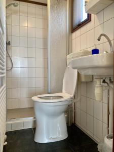 Ένα μπάνιο στο Waterfront holiday home Sonnenschein 3 persons with sauna