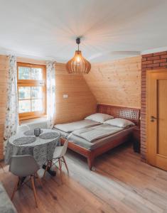 1 dormitorio con 1 cama y 1 mesa en una habitación en Chata w Stołowych, en Łęzyce
