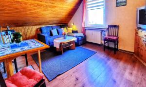 ein Wohnzimmer mit einem blauen Sofa und einem Tisch in der Unterkunft Harz de luchs in Bad Harzburg