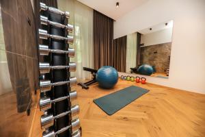 ein Zimmer mit einem Fitnessraum mit Trainingsgeräten in der Unterkunft Spa Suite Dobrna - Terme Dobrna in Dobrna