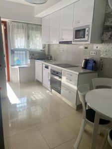 Kuchyňa alebo kuchynka v ubytovaní BADAROSA House10min to BARCELONA City&NearTo BEACH