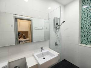 Een badkamer bij Amazing Relax Queen bed 150M walking Linclon Uni