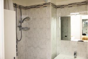 un bagno con doccia, lavandino e specchio di Casa Vacanza La Fornace Matera centro a Matera